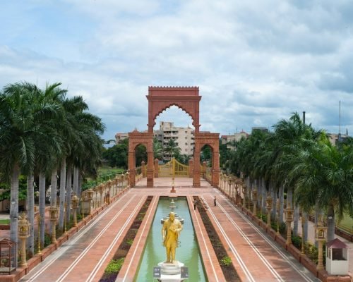 A view of a fountain in the middle of a park